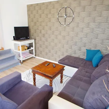 House Nena Πούλα